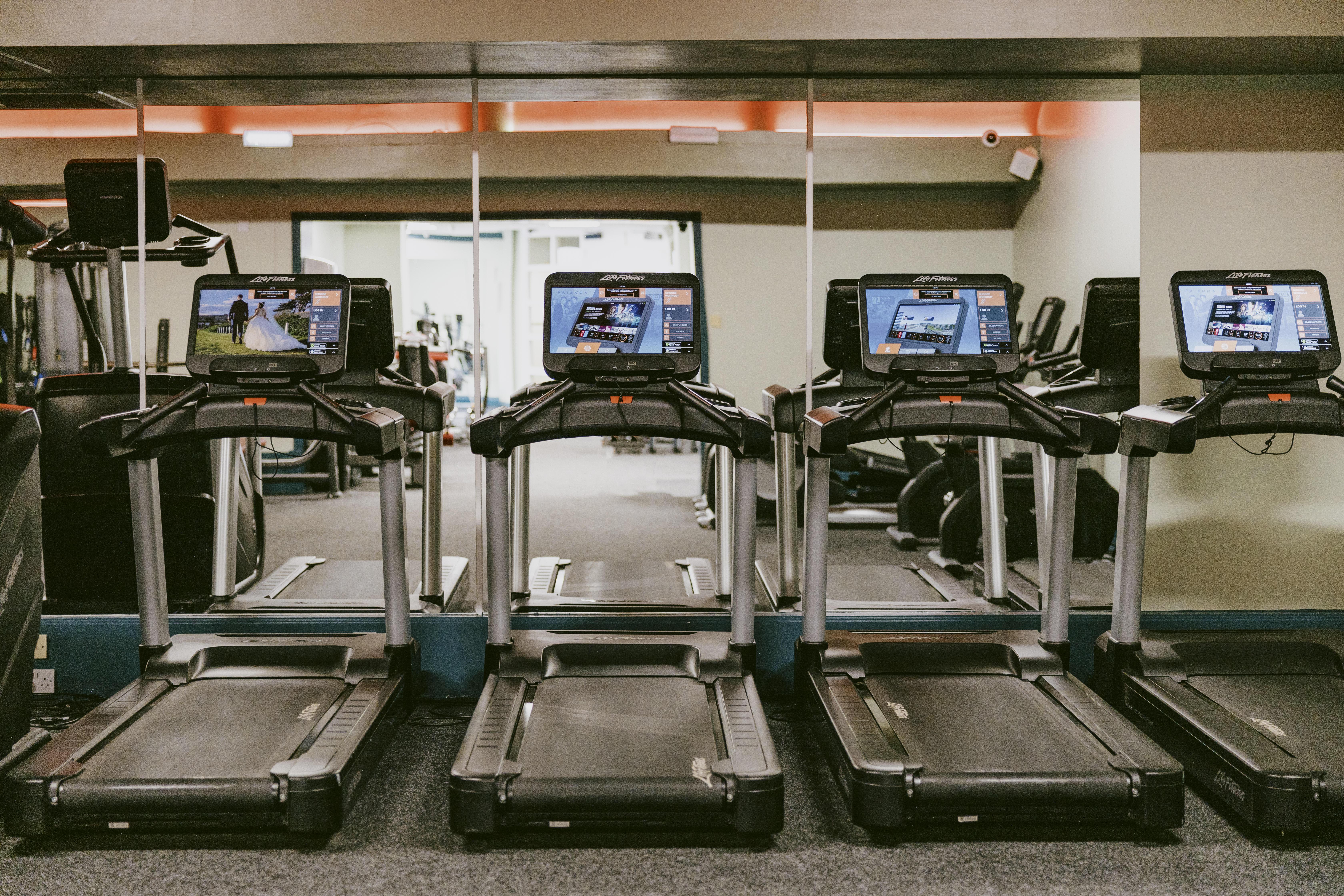 Marine Troon Hotel Kültér fotó Treadmills in a gym