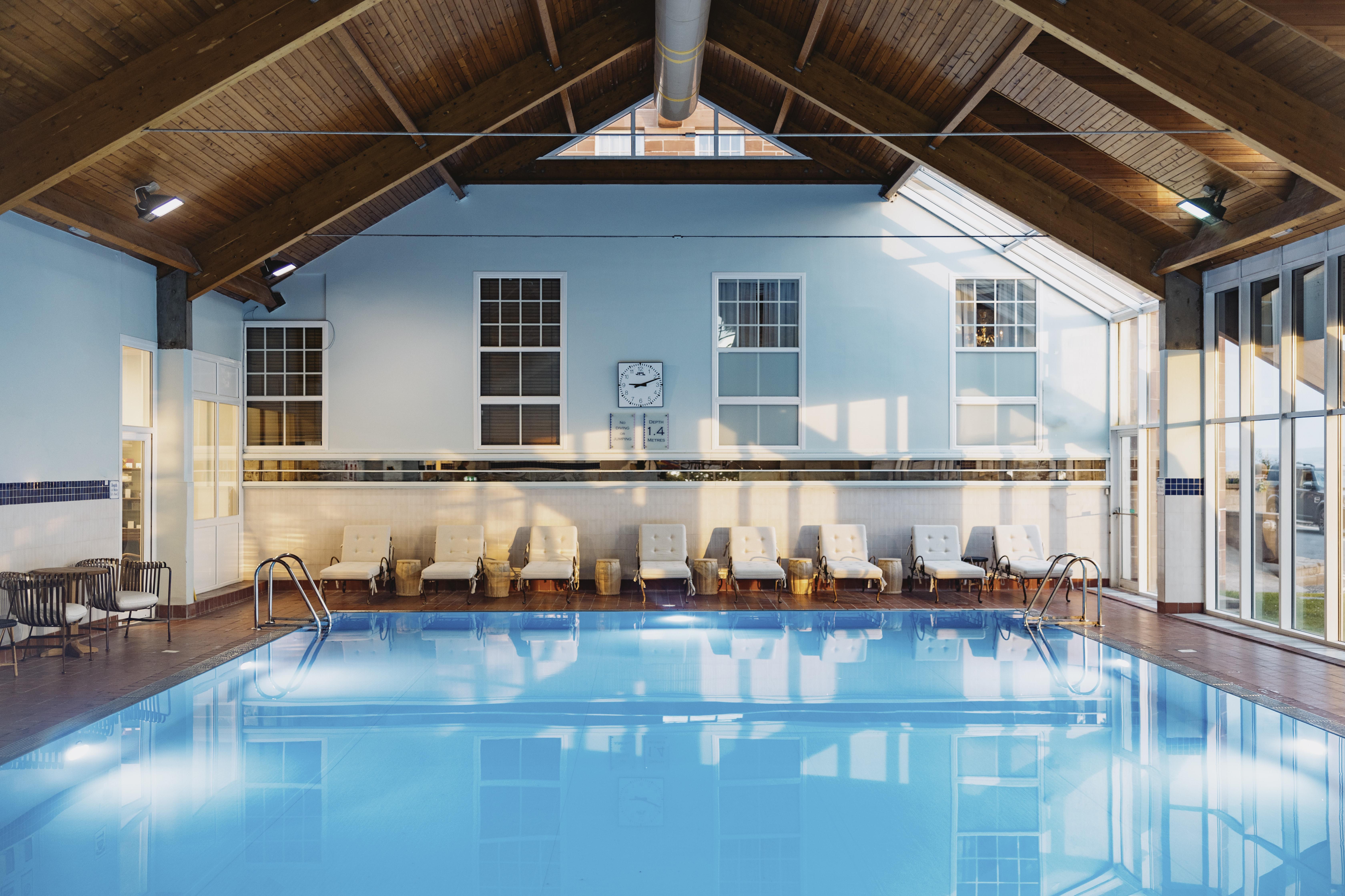 Marine Troon Hotel Kültér fotó The swimming pool at the hotel