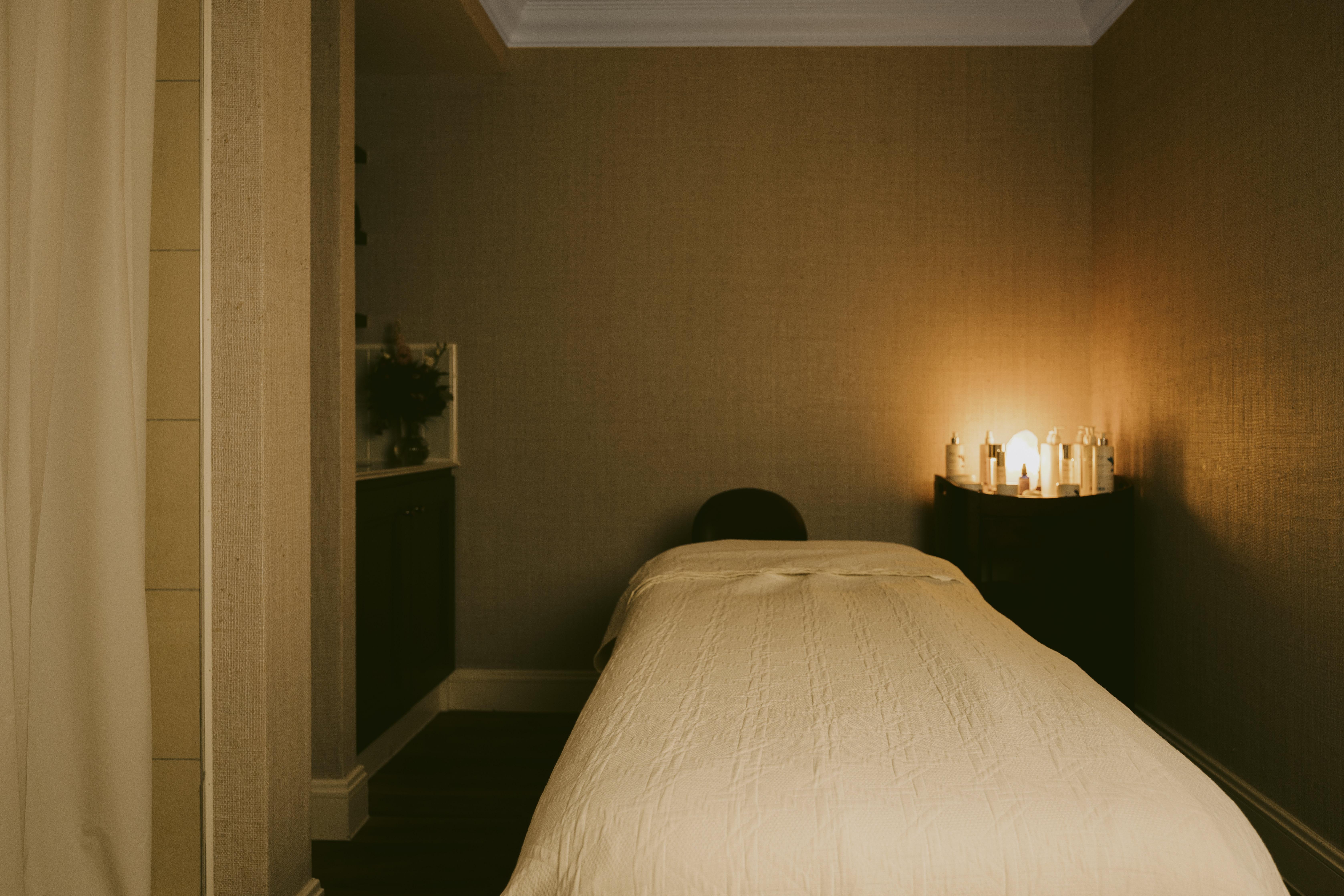 Marine Troon Hotel Kültér fotó A massage table