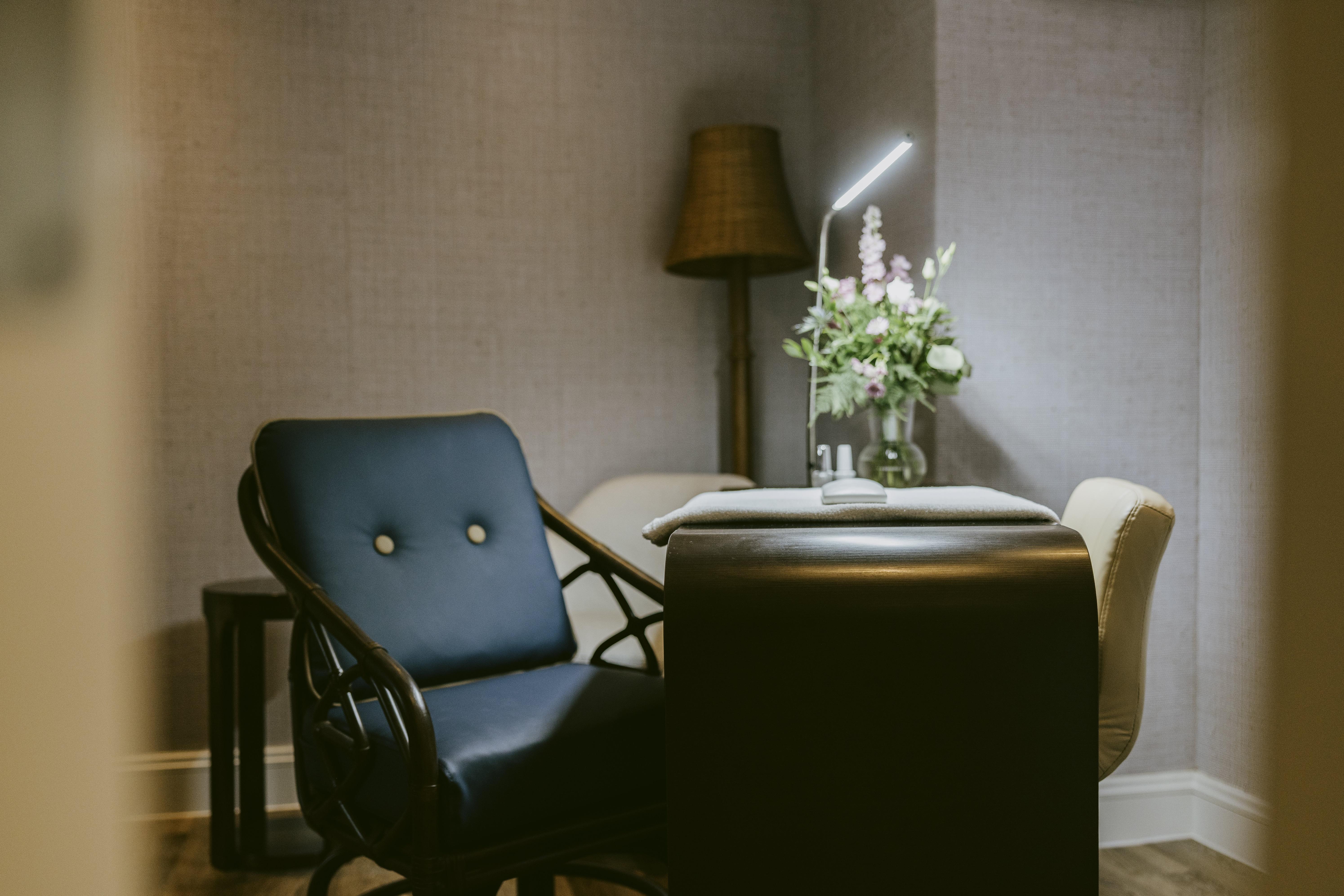 Marine Troon Hotel Kültér fotó A manicure table