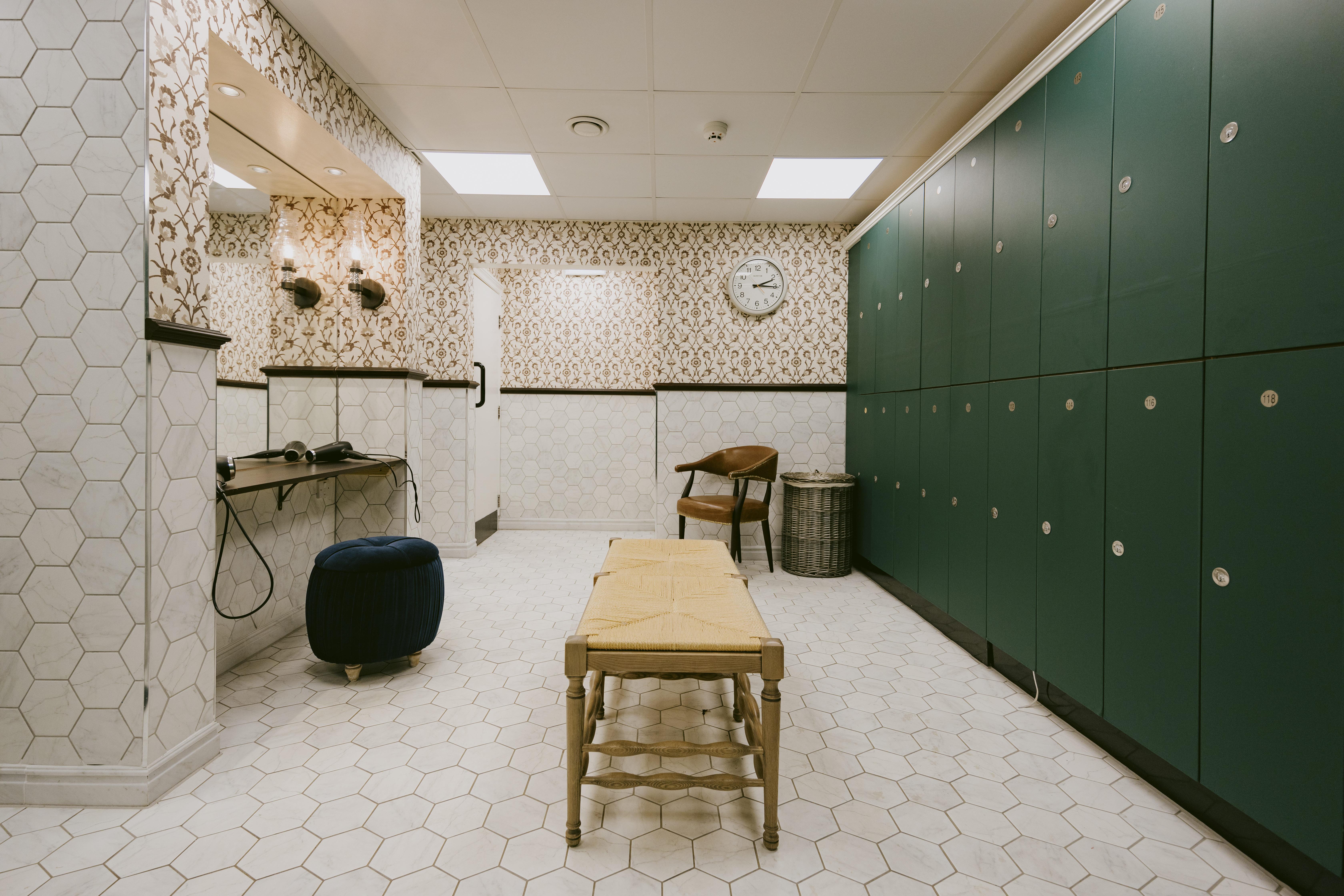 Marine Troon Hotel Kültér fotó The locker room at the London House