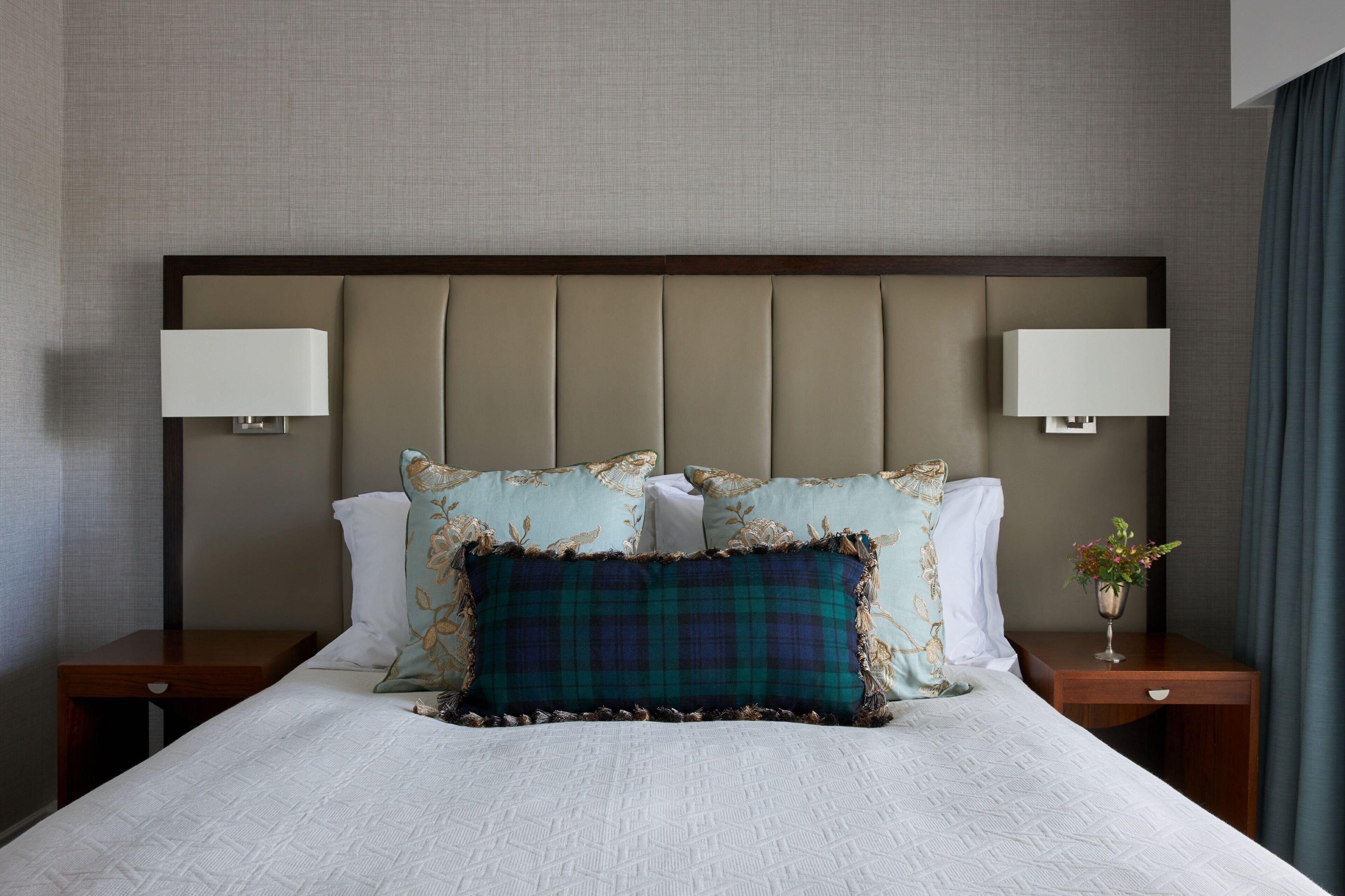 Marine Troon Hotel Kültér fotó A bed with a headboard
