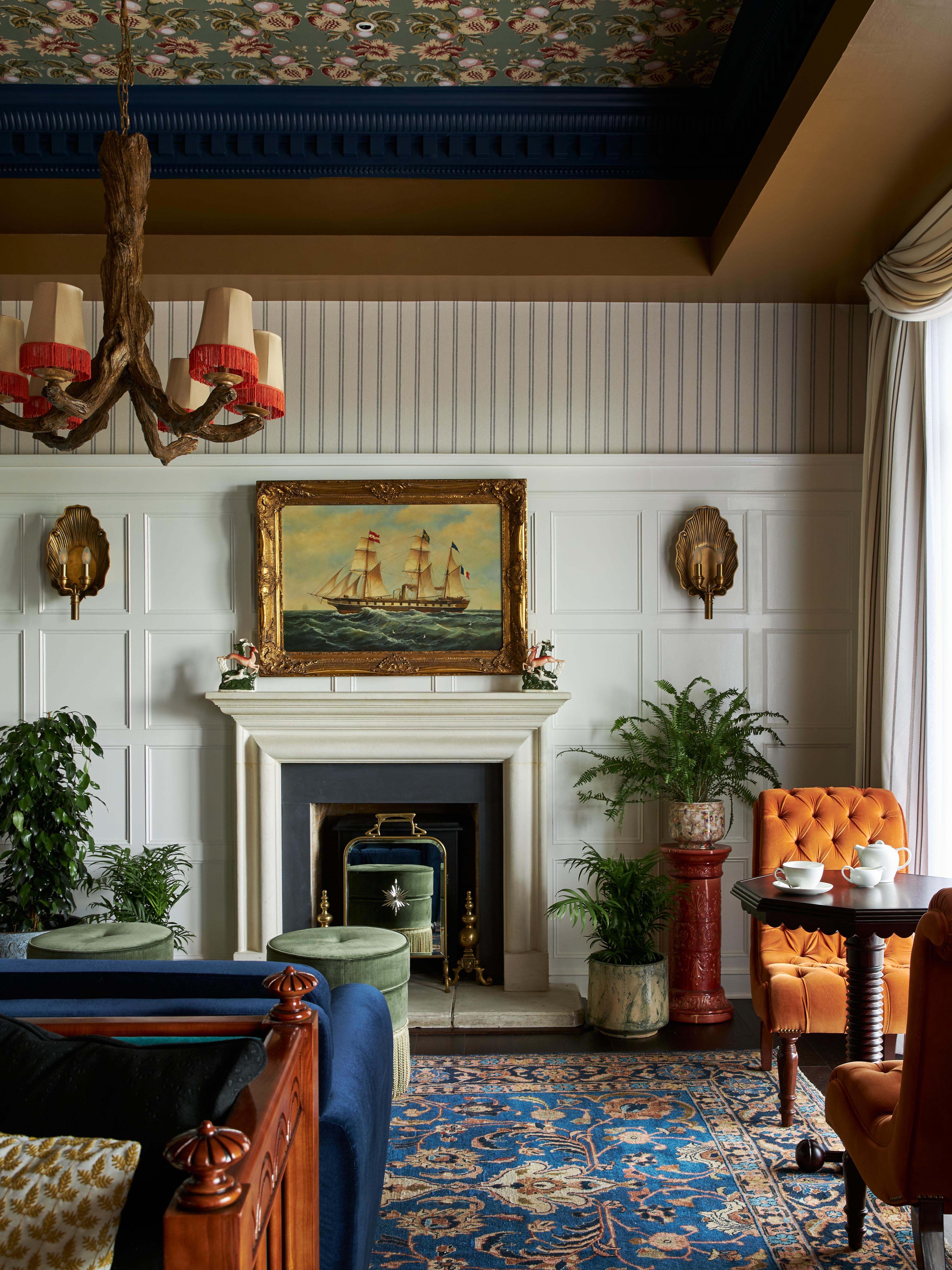 Marine Troon Hotel Kültér fotó A wainscot in a living room